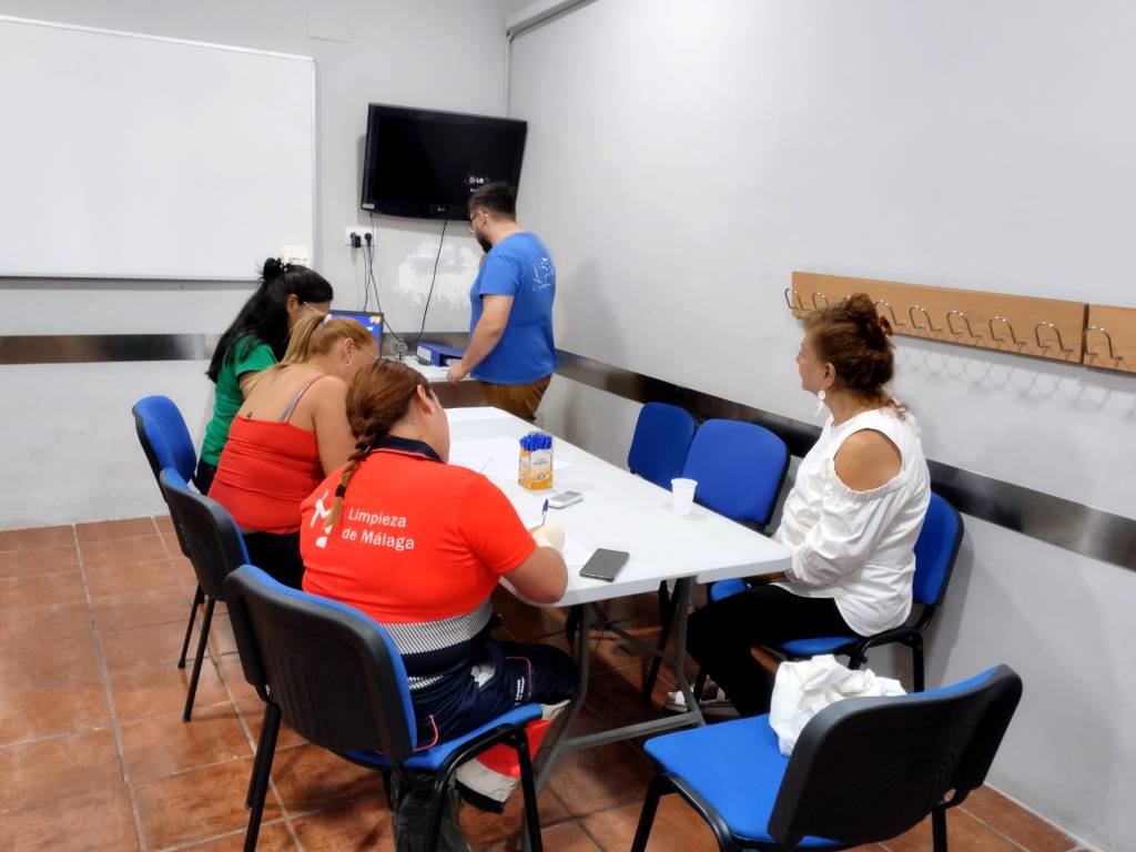 Programa de Alfabetización digital para mujeres en CVC Málaga | Centro de Vida Cristiana